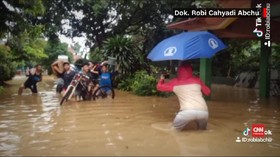 VIDEO: Menghibur Diri lewat Tiktok di Tengah Derita Banjir