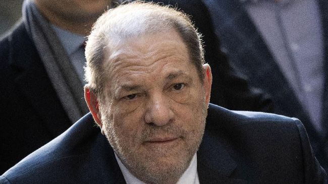 Usai divonis penjara 23 tahun karena sederet pemerkosaan, Harvey Weinstein kini disebut kena virus corona Covid-19 di dalam sel.