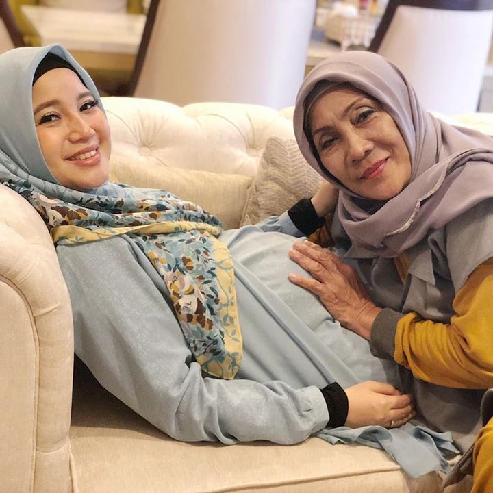 <p>Kebahagiaan atas kehamilan Chacha juga dirasakan seluruh keluarga besar, terutama ibunda Chacha. (Foto: Instagram @chafrederica)</p>