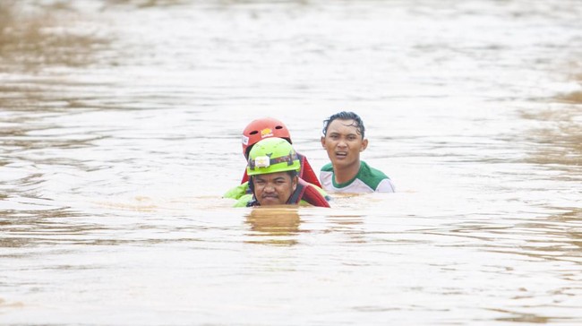 Banjir akibat luapan sungai merendam permukiman warga di delapan desa di Ciamis, Jawa Barat.