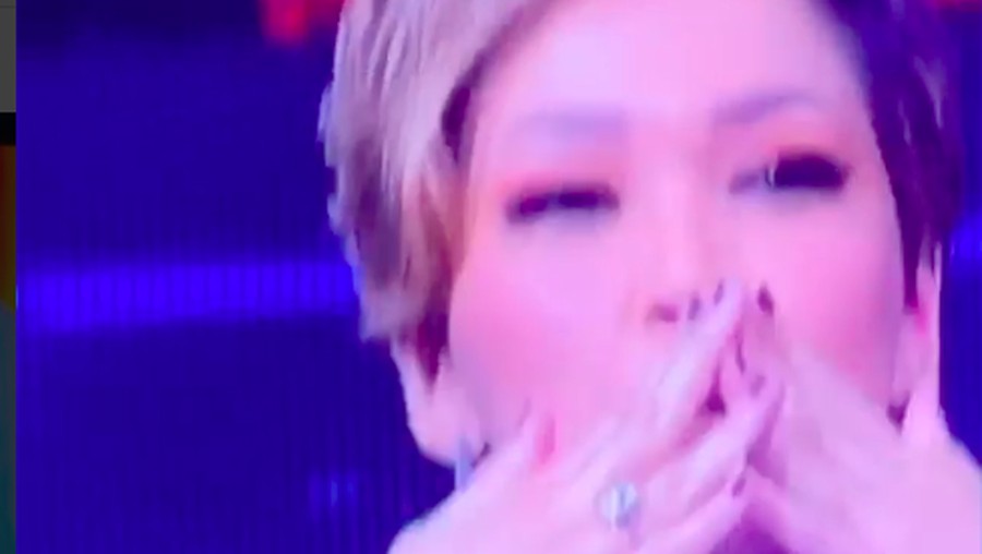 Kiss Bye Ahmad Dhani tampak menggombali Maia Estianty saat bertemu di Indonesian Idol.