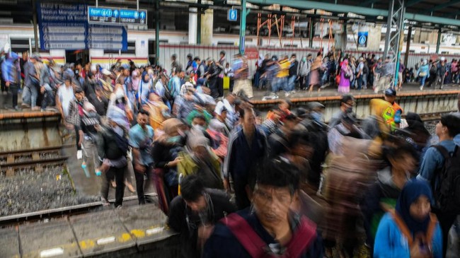 KRL disebut jadi tempat berisiko penularan corona. Namun bagi para anak kereta, tak ada opsi pindah moda. Terlanjur nyaman dan antimacet jadi alasannya.