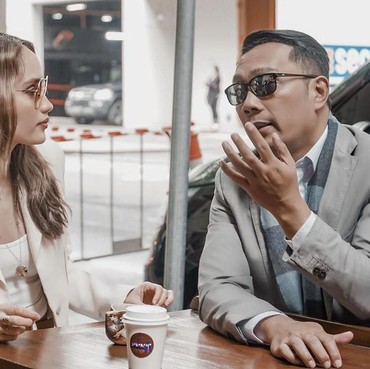 Cinta Laura Joget Seksi Bikin Gugup Ridwan Kamil & Dino Patti Djalal