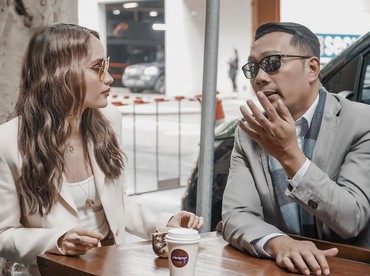 Cinta Laura Joget Seksi Bikin Gugup Ridwan Kamil & Dino Patti Djalal
