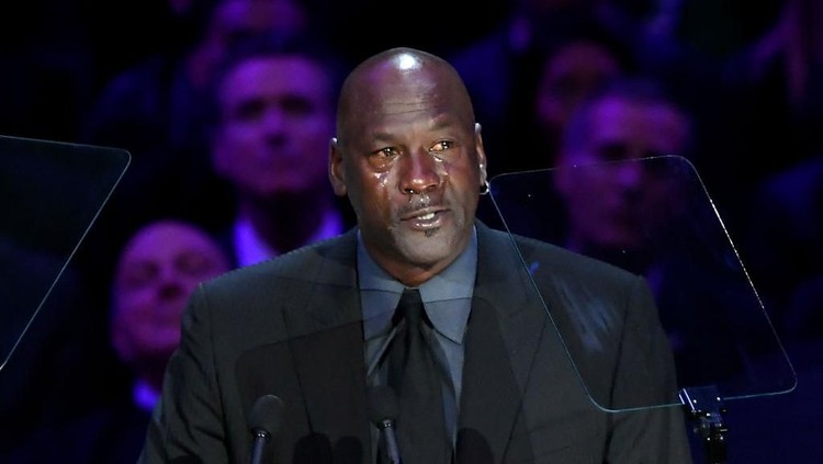 Legenda NBA Michael Jordan tampil di publik. Itu momen langka baginya, air matanya mengalir begitu deras ketika tangisi kenangannya dengan mendiang Kobe Bryant.