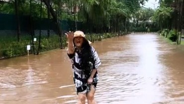 img-title Rumah Kebanjiran, Istri Ajun Perwira Keliling Komplek dan Sebut soal Jet Ski