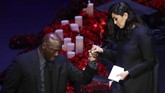 FOTO: Penghormatan Terakhir untuk Kobe Bryant Puluhan bintang NBA dan artis serta ribuan penggemar menggelar penghormatan terakhir untuk mendiang Kobe Bryant di Staples Center.