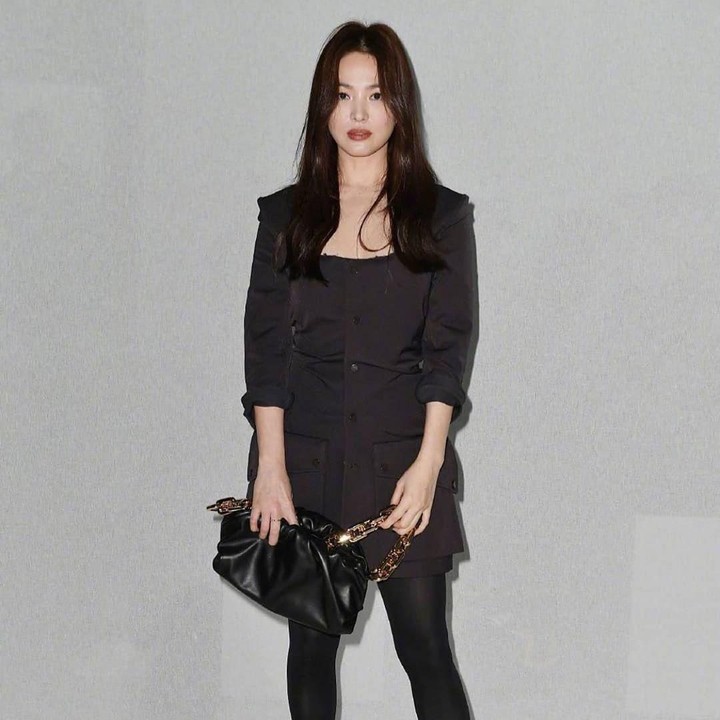 <p>Penampilannya semakin terlihat <em>stylish</em> dengan tas dan <em>high heels</em> berwarna senada. Sementara rambut panjangnya dibiarkan teruai. (Foto: Instagram)</p>
