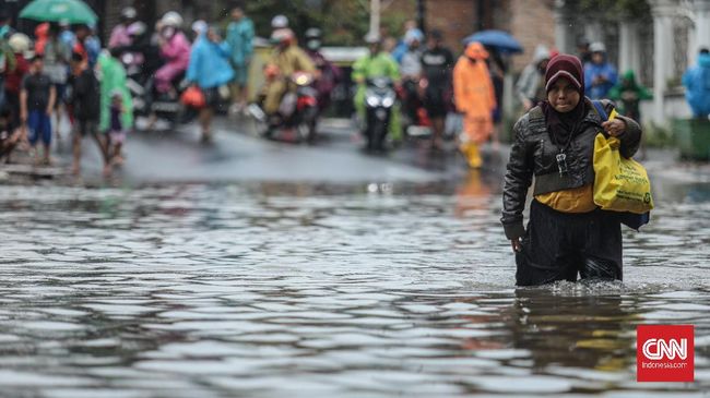 Banjir menjadi 'situasi terbaik' bagi bakteri dan virus untuk berkembang biak dan menularkan penyakit. Waspadai 5 penyakit berikut ini.