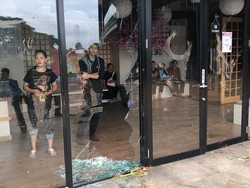 Cerita Mencekam AEON Mall Cakung Kena Kepung