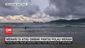 VIDEO: Menari di Atas Ombak Pantai Pulau Merah