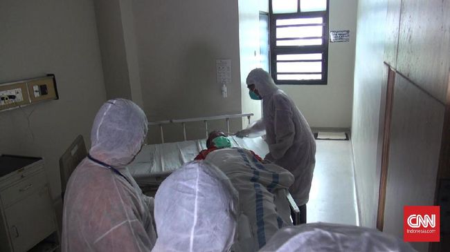 Lima dari 19 pasien positif virus corona di Indonesia menjalani perawatan di ruang isolasi RSUP Persahabatan Jakarta.