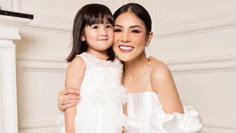 Anak Nindy mencoret-coret kulit wajah dan tangannya dengan spidol permanen. Nindy lalu bingung dan bertanya pada follower-nya bagaimana cara membersihkan.