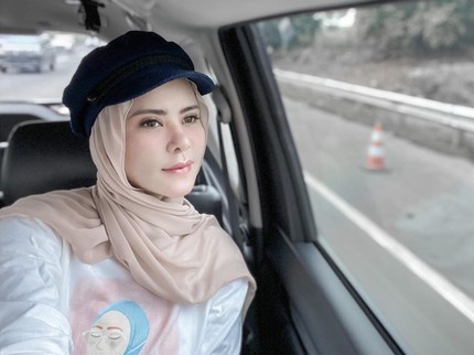 5 Gaya Hijab Pakai Topi ala Angel Lelga agar Bunda Terlihat Lebih Muda