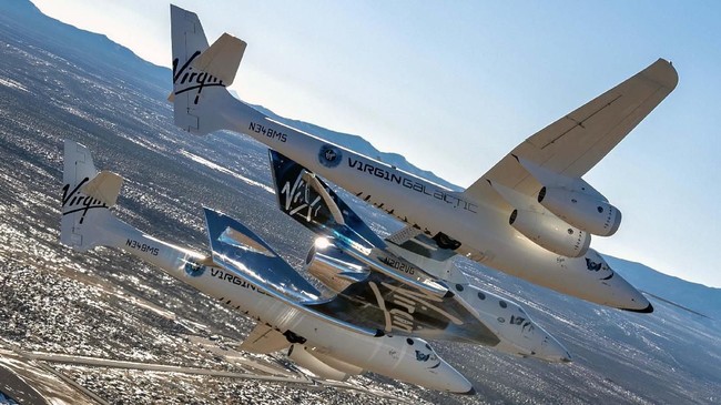Perbedaan antara Virgin Galactic dengan Blue Origin adalah kemampuan masing-masing dalam mengangkut penumpang berwisata ke luar angksa.