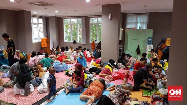 Banjir yang menggenangi Jabodetabek membuat 19 ribu orang mesti mengungsi, lima orang meninggal, dan tiga lainnya dinyatakan hilang.