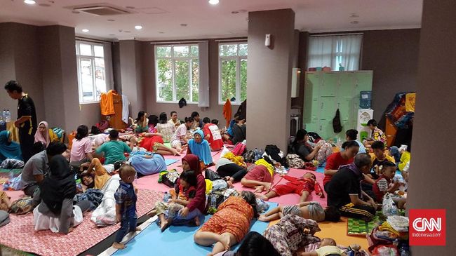 Pengungsi Kampung Melayu: Pilih Kebanjiran Daripada Digusur Setiap tahun kebanjiran, warga Kampung Melayu seperti sudah terbiasa. Tinggal di daerah rawan banjir, warga enggan digusur karena akan kehilangan rumah.