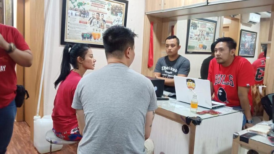 Sosok pacar Vitalia Sesha, Andre, yang ikut tertangkap atas kasus narkoba yang kembali menimpanya.