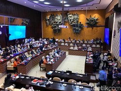 Legislator Gerindra Bandingkan Kehadiran Anies-Jokowi Saat Rapat Banjir di DPR