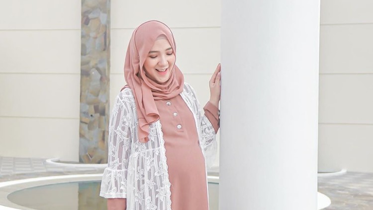 Bagi ibu hamil memilih outfit jadi tantangan tersendiri. Apalagi memilih outfit untuk kondangan agar bisa tampil lebih rapih meski badan sudah membesar.