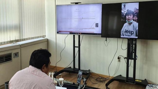 4 Cara Hadapi Cemas Akibat Virus Corona Informasi mengenai corona penting untuk membangun kewaspadaan, tapi ada pula yang justru cemas. Berikut cara mengelola rasa tersebut.