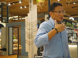 Gaya Keren Sandiaga Uno Pakai Kacamata Buatan Lokal