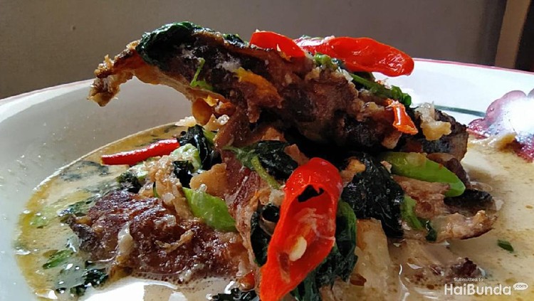 Dingin-dingin begini memang paling nikmat makan yang berkuah untuk menghangatkan tubuh ya, Bun? Coba resep ikan asap kuah santan ini yuk!
