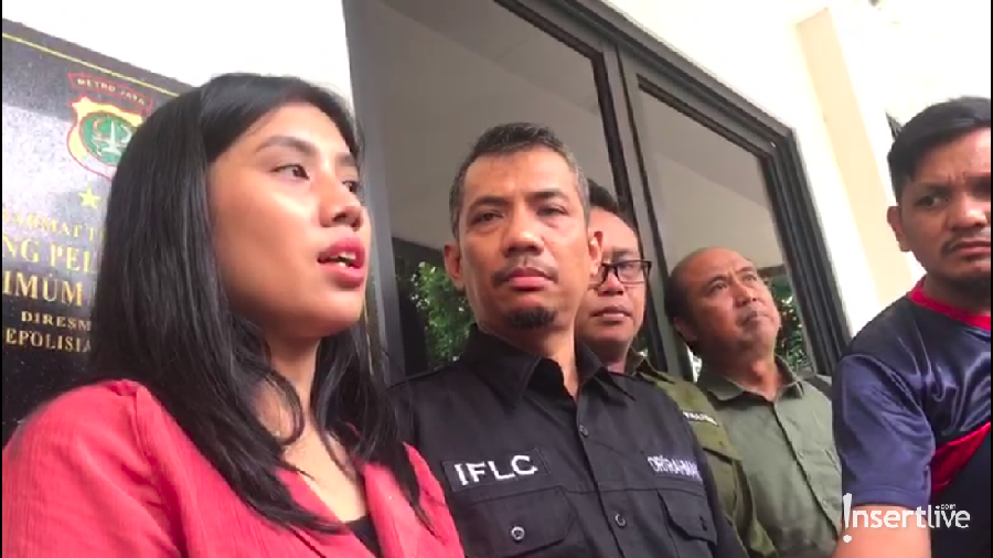 Hansen Wijaya pukuli sang istri menggunakan pisau dan sapu lidi.