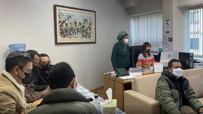 Dekat Lokasi Virus Corona, KBRI Seoul Tutup Sementara KBRI Seoul mengumumkan tutup untuk sementara mulai Jumat (28/2) hingga batas waktu belum ditentukan karena lokasinya dekat dengan kasus virus corona terbaru.
