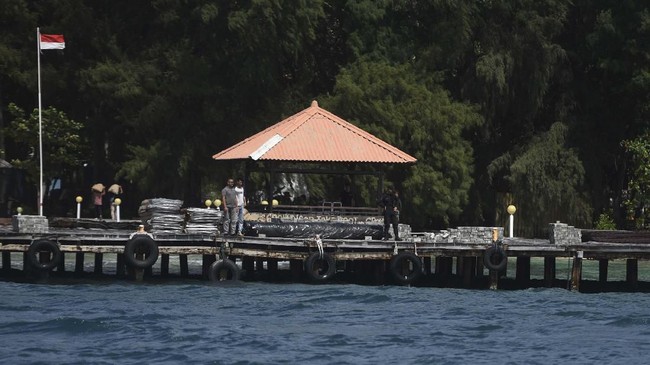 Sejumlah kapal pembawa logistik tiba di Pulau Sebaru Kecil jelang evakuasi 188 ABK World Dream demi mengantisipasi penyebaran virus corona.
