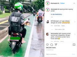 Viral, Penumpang Ojol Nyeker Sambil Tenteng Sneakers Air Jordan