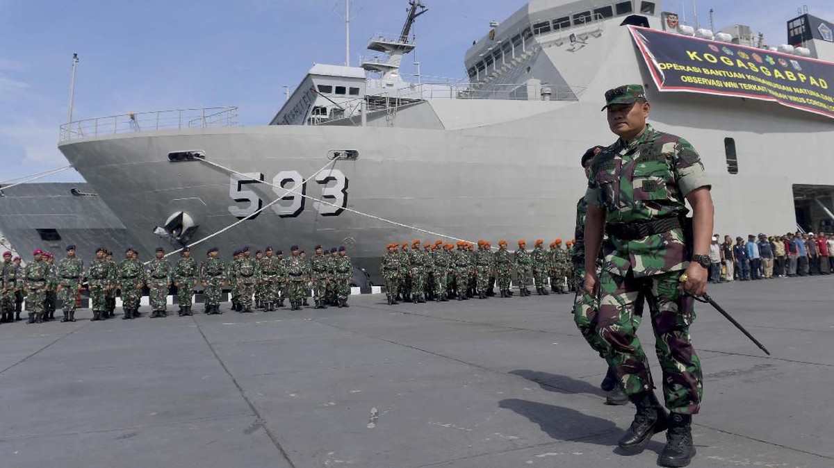 FOTO : Evakuasi ABK WNI World Dream ke KRI Soeharso