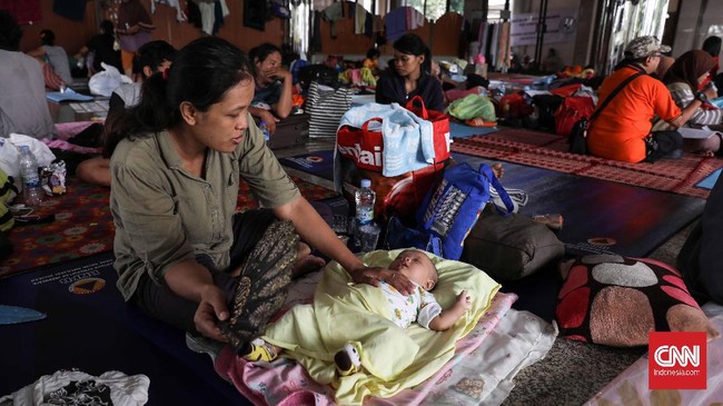 Tempat pengungsian akibat banjir di Jakarta akan disiapkan dua kali lipat demi menjaga jarak pengungsi untuk mencegah penularan dan penyebaran virus corona.