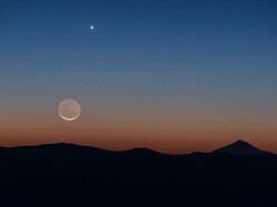 Planet Venus dan Bulan Akan Ciuman