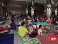 FOTO: Wajah-wajah di Bawah Atap Pengungsian Banjir Jakarta
