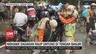 VIDEO: Mekanik Dadakan Raup Untung di Tengah Banjir