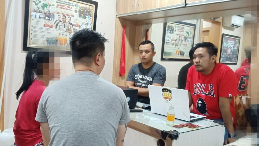 Vitalia Sesha Ditangkap, Polisi Temukan Sabu dan Alat Isap Vitalia Sesha ditangkap di Polres Jakbar dan ditemukan sabu serta alat hisap.