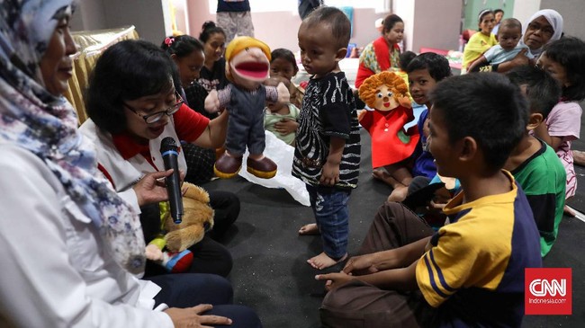 FOTO: Wajah-wajah di Bawah Atap Pengungsian Banjir Jakarta