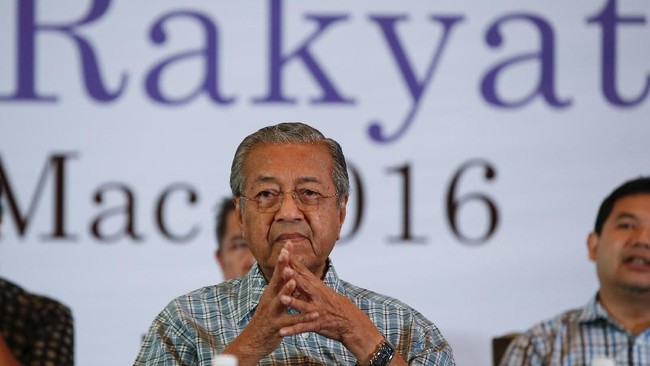 Eks PM Malaysia Mahathir Mohamad dan sejumlah pejabat tinggi yang diselidiki sehubungan dengan penyelidikan dugaan korupsi yang melibatkan 2 anaknya.