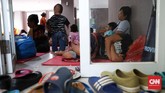 FOTO: Wajah-wajah di Bawah Atap Pengungsian Banjir Jakarta Ada belasan ribu warga (ribuan kepala keluarga) di sejumlah wilayah Jakarta yang terpaksa harus berada di posko pengungsian karena rumah mereka kebanjiran.