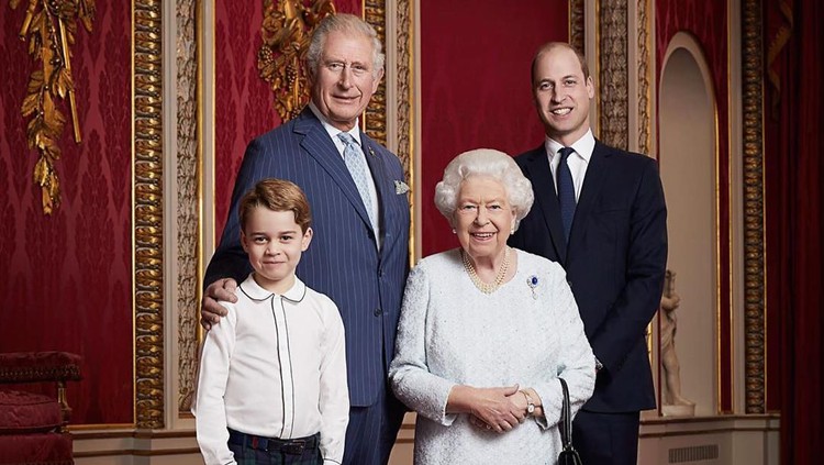 Pangeran Charles merupakan pewaris pertama mahkota Kerajaan Inggris. Kalau naik tahta, ia bisa saja memakai nama cucu pertamanya, George.