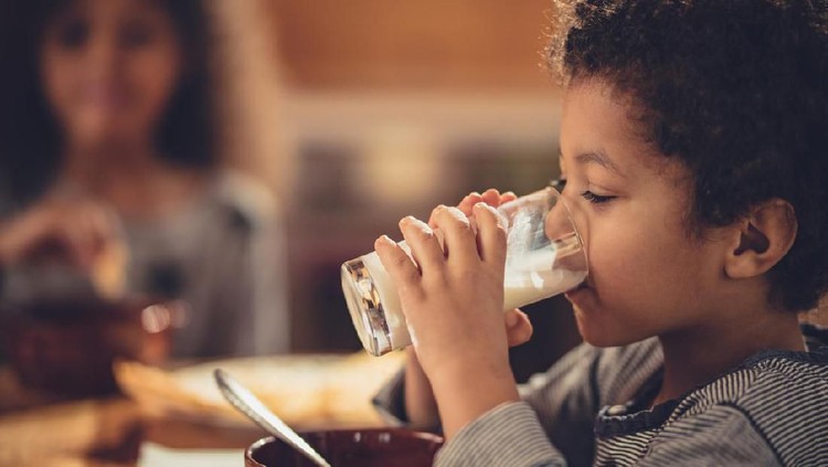 Susu menjadi salah satu asupan alternatif untuk memenuhi kebutuhan nutrisi anak supaya tumbuh tinggi. Bagaimana memilih susu untuk pertumbuhan tinggi anak?