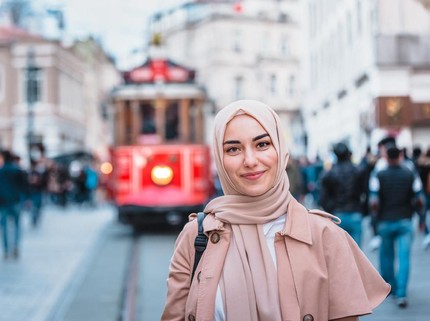 Bunda Berhijab, Intip 5 Tips Praktis Berbusana Saat Musim Hujan