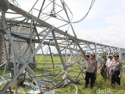 Video Penampakan Tower Sutet Roboh Timpa Rumah di Rembang