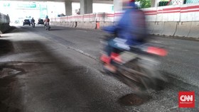 Pengendara Motor Keluhkan Lubang-lubang di Jalan Pascabanjir