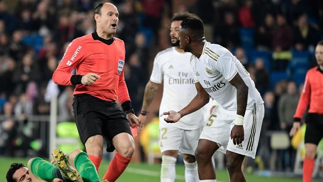 Wasit laga El Clasico, Mateu Lahoz, sudah tiga kali memberikan kartu merah untuk para pemain Madrid.