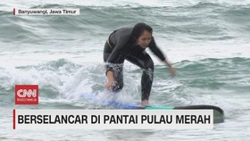 VIDEO: Serunya Berselancar di Pulau Merah