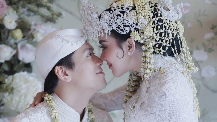 Syahrini dan Reino Barack merayakan ulang tahun pertama pernikahan mereka, dengan saling mengucapkan kata-kata cinta di media sosial nih, Bunda.