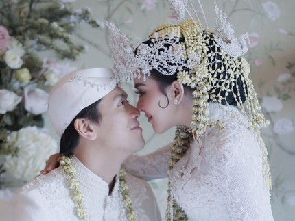 1st Anniversary, Postingan Syahrini dan Reino Barack Romantis Banget