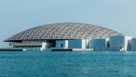 Museum Louvre Abu Dhabi Bisa Dikelilingi Naik Kayak